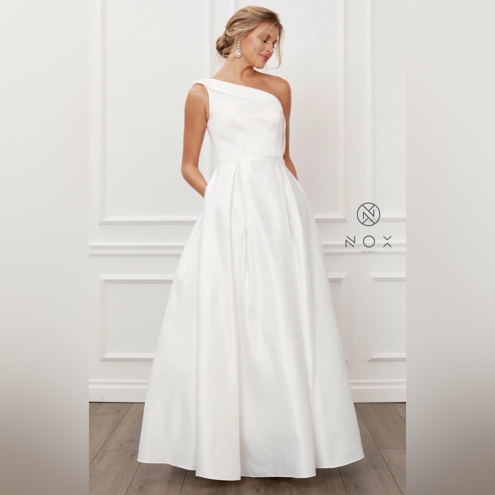 Nox Anabel White One Shoulder Foldover Gown with pockets women’s size 10